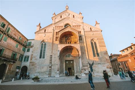 De Duomo van Verona: Een middeleeuwse meesterwerk vol mysterieuze charme!