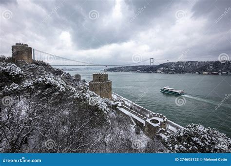  De Rumeli Hisarı: Een imposante vesting met adembenemend uitzicht over de Bosporus!