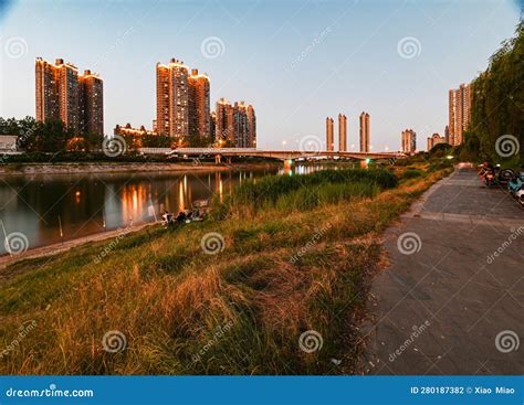 De Xiangjiang Rivierwandeling: Een Tranquil Oasis Met Uitzichten Op De Natuur!