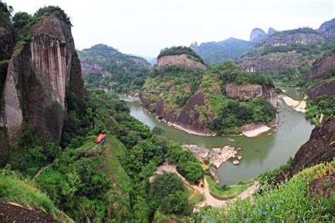 Het Wuyi Gebied van Nationaal Geologische Park: Een Paradys van Vergane Tijden en Onverwachte Schoonheid!